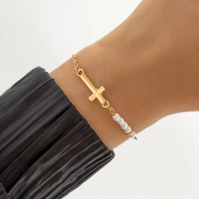 Bracelet Doré avec Croix et Perles – Image 2